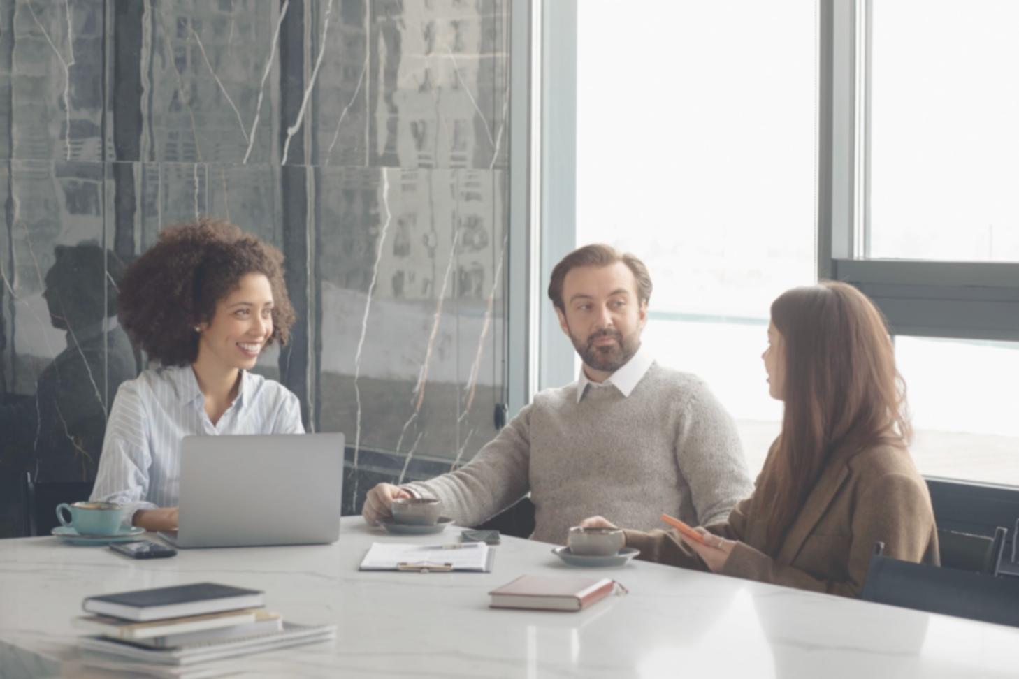 Equipo analizando datos financieros en oficina moderna